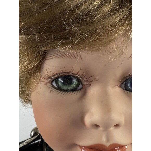 William Tung TUSS Series 22" Porcelain Doll Scottish Outfit Heterochromia Rare - Picture 13 of 13